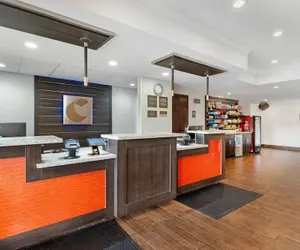 Photo 4 - Comfort Inn & Suites Sacramento - University Area