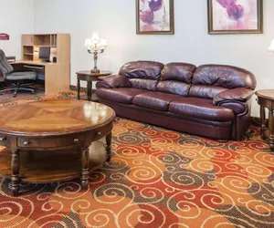 Photo 4 - Super 8 by Wyndham White Hall