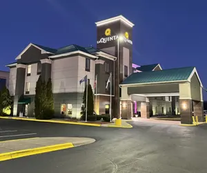 Photo 2 - La Quinta Inn & Suites by Wyndham Louisville East