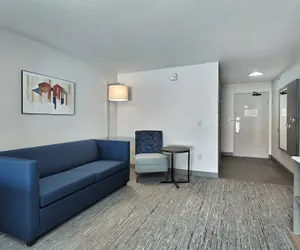 Photo 5 - Holiday Inn Express & Suites New Berlin by IHG