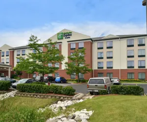 Photo 2 - Holiday Inn Express & Suites New Berlin by IHG
