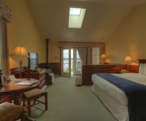 Photo 4 - Spruce Point Inn
