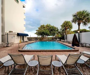 Photo 2 - La Quinta Inn & Suites by Wyndham Cocoa Beach Oceanfront