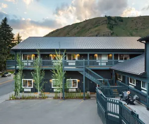 Photo 2 - Anvil Hotel