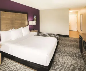 Photo 2 - La Quinta Inn & Suites by Wyndham Milledgeville