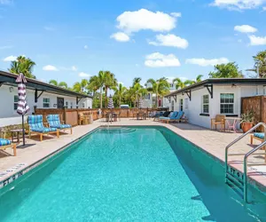 Photo 2 - Haley's at The Anna Maria Island Inn