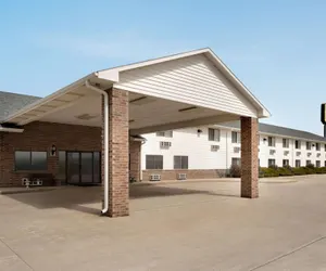 Photo 2 - Super 8 by Wyndham Bethany MO