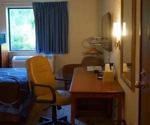 Photo 4 - Super 8 by Wyndham Delmont