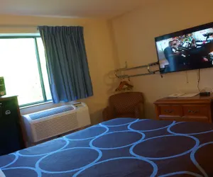 Photo 5 - Super 8 by Wyndham Delmont