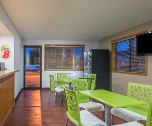 Photo 3 - Super 8 by Wyndham Delmont