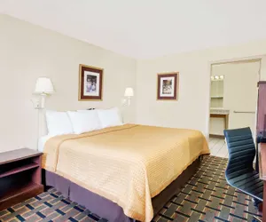 Photo 4 - Days Inn by Wyndham Spartanburg