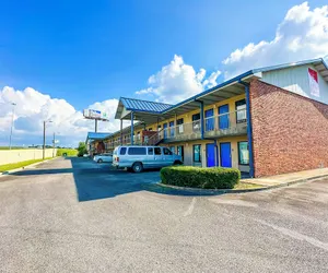 Photo 2 - Hahira Inn By OYO near Valdosta
