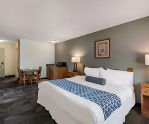 Photo 4 - SureStay Plus Hotel by Best Western Berkeley Springs