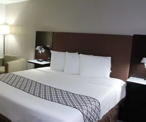 Photo 2 - Westbridge Inn & Suites Carrollton