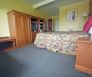 Photo 2 - Gateway Inn