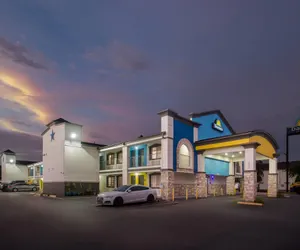 Photo 2 - Days Inn by Wyndham Houston East