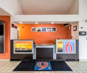 Photo 4 - Motel 6 Harvey, IL