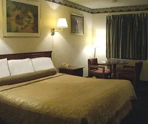 Photo 3 - Red Carpet Inn Williamstown