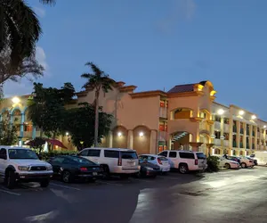 Photo 2 - Red Carpet Inn Airport and Cruise Port Hotel Fort Lauderdale