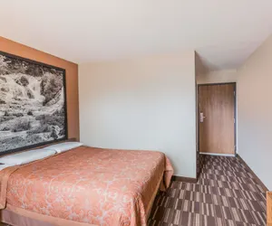 Photo 5 - Super 8 by Wyndham Madison