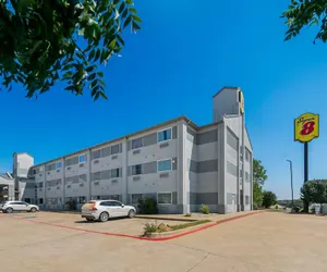 Photo 2 - Super 8 by Wyndham Weatherford