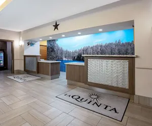 Photo 3 - La Quinta Inn & Suites by Wyndham Conroe