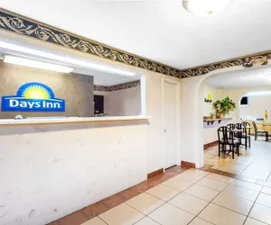 Photo 3 - Days Inn by Wyndham Martin