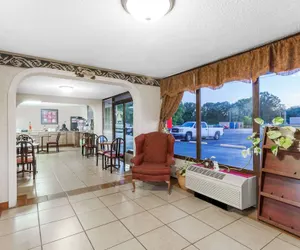 Photo 4 - Days Inn by Wyndham Martin
