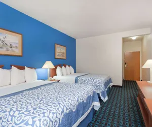 Photo 5 - Days Inn & Suites by Wyndham Cambridge