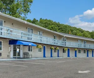 Photo 2 - Econo Lodge Lee - Great Barrington