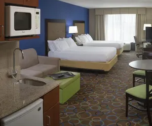 Photo 5 - Holiday Inn Express Hotel & Suites Manchester Airport by IHG