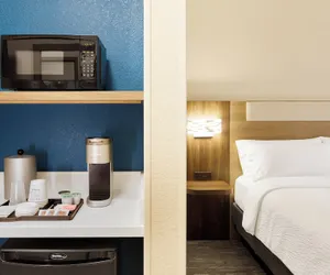 Photo 4 - Holiday Inn Express Hotel & Suites Manchester Airport by IHG