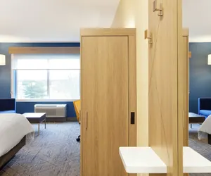 Photo 5 - Holiday Inn Express Hotel & Suites Manchester Airport by IHG