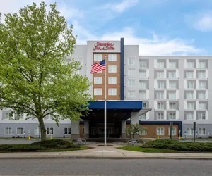 Photo 2 - Hampton Inn & Suites Newark Airport Elizabeth