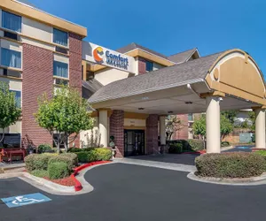 Photo 2 - Comfort Inn & Suites Suwanee - Sugarloaf