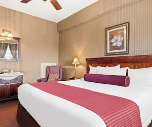 Photo 5 - Genetti Hotel, SureStay Collection by Best Western