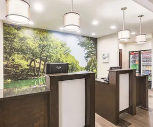 Photo 2 - La Quinta Inn & Suites by Wyndham New Braunfels