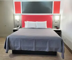 Photo 4 - Seven Seas Inn & Suites