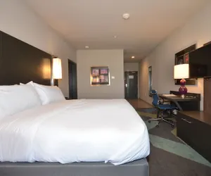 Photo 3 - Holiday Inn Express & Suites Oklahoma City Mid - Arpt Area by IHG