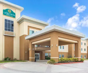 Photo 2 - La Quinta Inn & Suites by Wyndham Gonzales TX