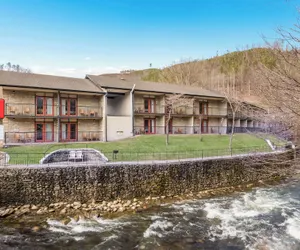 Photo 2 - Econo Lodge Inn & Suites On The River