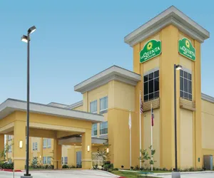 Photo 2 - La Quinta Inn & Suites by Wyndham Karnes City - Kenedy