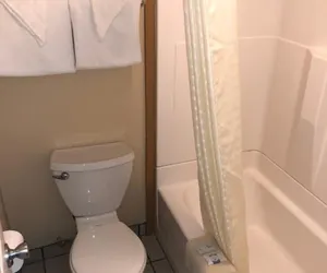 Photo 5 - Deluxe Inn