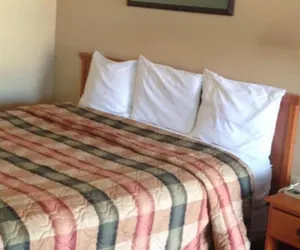 Photo 2 - Deluxe Inn
