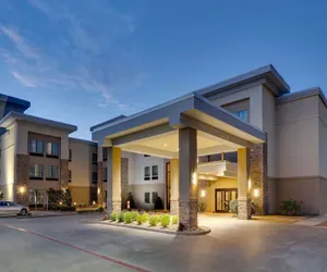 Photo 2 - La Quinta Inn & Suites by Wyndham Tyler - University Area