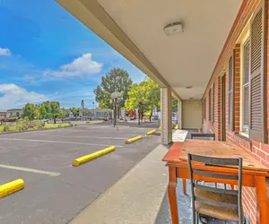 Photo 3 - OYO Palm Leaf Motel