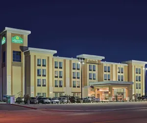 Photo 2 - La Quinta Inn & Suites by Wyndham Carlsbad