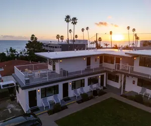 Photo 2 - The Tides Oceanview Inn and Cottages