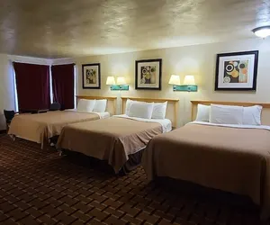 Photo 2 - Economy Inn Reedsport