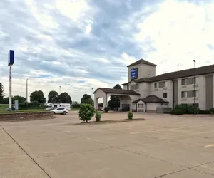 Photo 2 - Pleasant Stay Inn & Suites